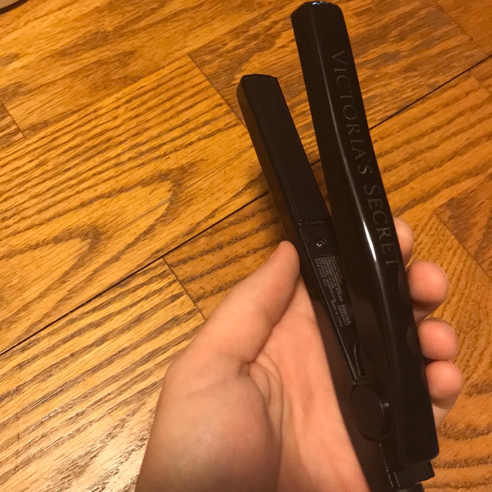 Mini travel hair straightener by Victoria’s Secret - Picture 7 of 8